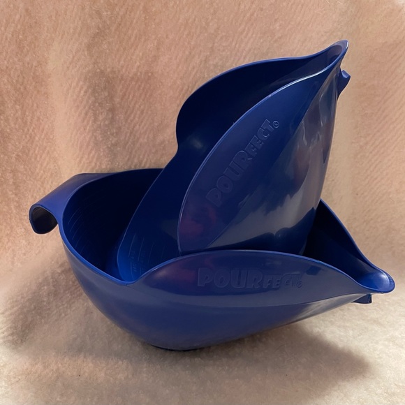New POURfect Set of 2 Spill Poof Bowls w/Measurements inside of bowl - Picture 2 of 8